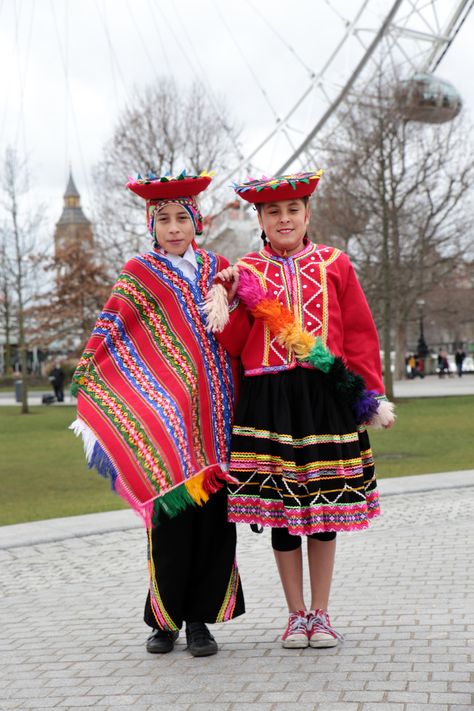 Documentary Portrait, Brazilian Clothes, Columbia Dresses, Dresses Dance, African Paintings, Folk Dress, Folk Dresses, Quilling Designs, London Street