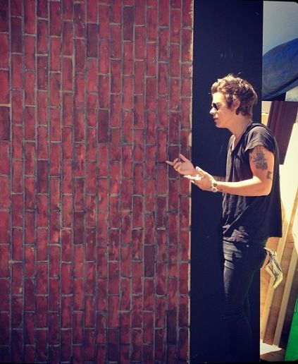 "It's like talking to a brick wall..." Could you even imagine where he'd be without the band. Talking To A Brick Wall, Old Instagram, A Brick Wall, Brick Wall, The Door, Harry Styles, A Man, On Twitter, Twitter