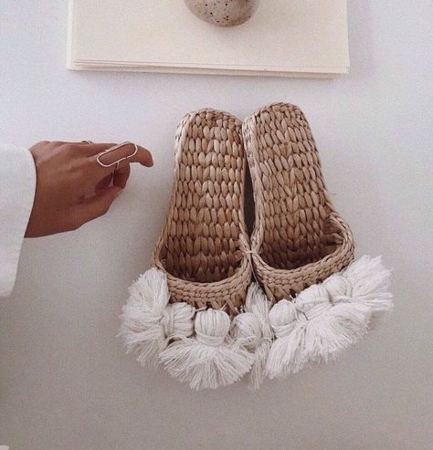 Straw House, Straw Slippers, Straw Shoes, Raffia Shoes, Pom Pom Slippers, Wedding Slippers, Island Life Style, Woven Shoes, Chic Shoes