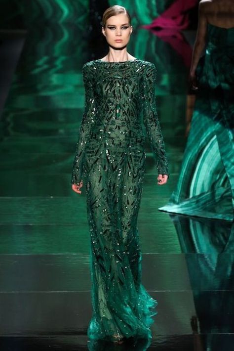 Emerald Green Prom Dress, Dress Designs For Girls, Green Evening Gowns, Emerald Dresses, Emerald Green Dresses, Green Gown, Green Prom Dress, Fashion Week Runway, Monique Lhuillier