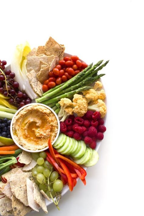 A Simple Crudités Platter & Easy Hummus Dip | This fresh, seasonal fruit and veggie platter takes less than 30 minutes to put together! Crudités Platter, Fruit Platter Ideas, Veggie Board, Crudite Platter, Hummus Recipe Homemade, Platter Ideas, Hummus Dip, Make Candles, Vegetable Platter