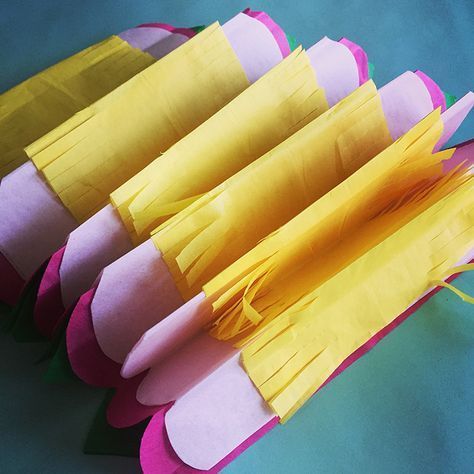 Mexican Tissue Paper Flowers Diy, Mexican Tissue Paper Flowers, Making Tissue Paper Flowers, Tissue Paper Flowers Easy, Mexican Paper Flowers, Paper Flower Centerpieces, Tissue Paper Flowers Diy, Paper Flower Garlands, Tissue Paper Crafts