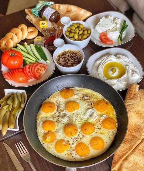 Arabic Breakfast, Lebanese Breakfast, Chocolate Cake From Scratch, Romantic Breakfast, Health Facts Food, Breakfast Platter, Healthy Breakfast Ideas, Lebanese Recipes, Cooked Breakfast