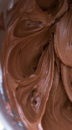 Chocolate Sour Cream Frosting Soft Chocolate Cake, Sour Cream Icing, Brownie Batter Dip, Best Chocolate Buttercream Frosting, Sour Cream Frosting, Dream Dessert, Cream Cheese Frosting Easy, Chocolate Cream Cheese Frosting, Frosting Recipes Easy