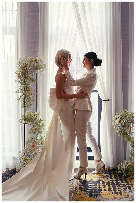 Lesbian Wedding Photography, Wlw Wedding, Beth Chapman, Metallic Wedding, Boda Mexicana, Lgbt Wedding, Lgbtq Wedding, Backless Wedding, Lesbian Wedding