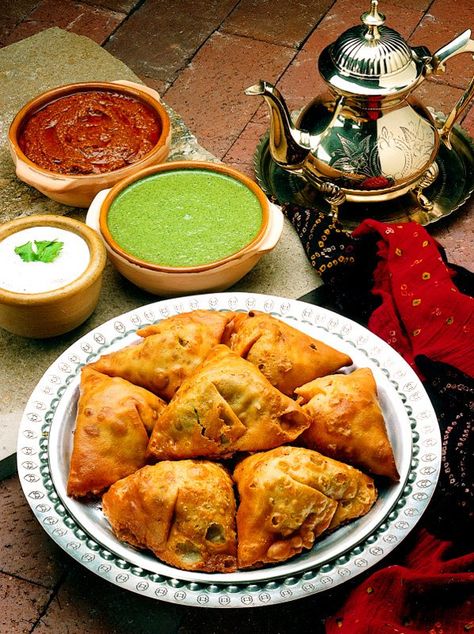 Samosa Vegetable, Homemade Samosas, Samosa Indian, Veg Samosa, Indian Samosas, Burger Vegetarian, Sandwich Vegetarian, Vegetable Samosa, Cibo Asiatico