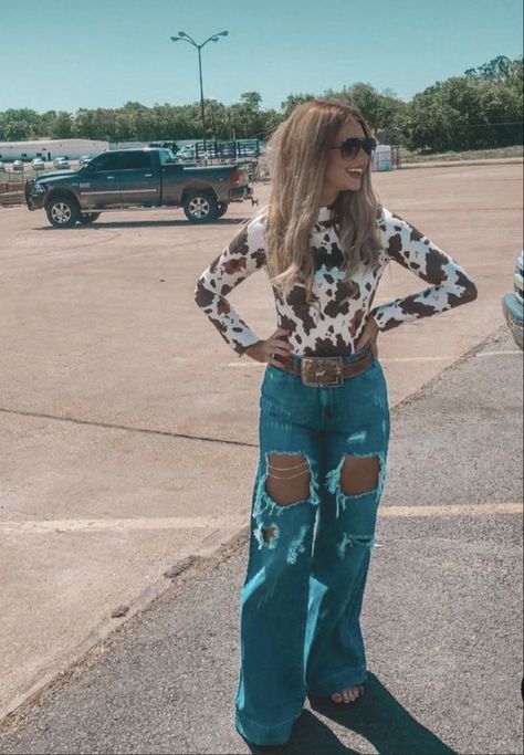 Cute Western Outfits Women Fall, Cody Johnson Concert Outfit Ideas, Birthday Outfit Country, Yellow Stone Outfit Ideas, Buckle Bunny Outfits Country, Outfits To Wear To A Rodeo, Shein Country Outfits, Rodeo Fits For Women, Cute Casual Western Outfit