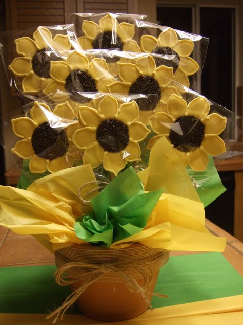 SUNFLOWER SUGAR COOKIE BOUQUET Sunflower Candy Bouquet, Cookie Bouquets Ideas, Cookie Bouquet Ideas, Cookie Centerpieces, Easter Cookie Bouquet, Sugar Cookie Bouquet, Bouquet Cookies, Cookie Arrangements, Cookie Bouquets