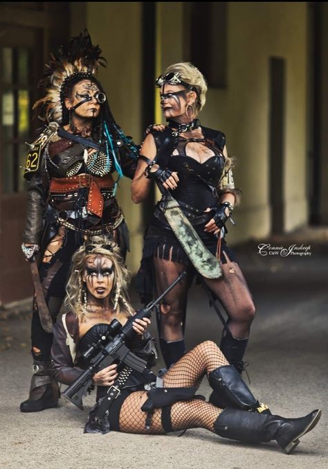 Mad Max Halloween Costume For Women, Diy Apocalypse Costume, Post Apocalyptic Costume Women, Mad Max Photoshoot, Cute Apocalypse Outfits, Mad Max Outfit Women, Mad Max Costume Woman, Urbex Outfit, Salvage Punk