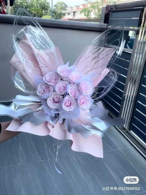 Fairy Bouquet, Paper Rose Craft, Satin Flowers Diy, Butterfly Bouquet, Diy Gifts To Sell, Diy Bouquet Wrap, Luxury Flower Bouquets, Baby Shower Deco, Diy Arrangements