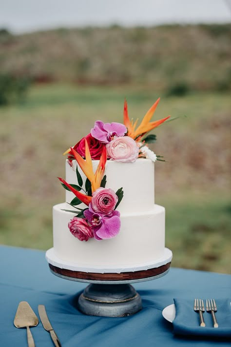 Caribbean Wedding Theme, Hawaii Wedding Cake, Hawaiian Wedding Cake, Tropical Floral Wedding, Bird Of Paradise Wedding, Tropical Wedding Cake, Big Island Wedding, Paradise Wedding, Kauai Wedding