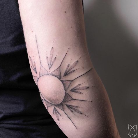 Elbow Sun Tattoo . Handpoke Hamburg by Kokosmaedchen Sunrise Elbow Tattoo, Sun Tattoo Around Elbow, Elbow Fine Line Tattoo, Sunburst Elbow Tattoo, Sun Moon Elbow Tattoo, Inner Elbow Sun Tattoo, Sun Around Elbow Tattoo, Circle Elbow Tattoo, Sun Tattoo On Elbow