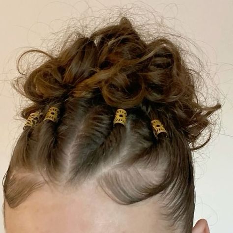 Hair Cuffs Hairstyles Curly, Hairstyles With Gold Accessories, Hair Styles With Gold Cuffs, Curly Hair Accessories Ideas, Hairstyles With Hair Rings, Hair Rings Hairstyles, Hairstyles With Accessories, Edges Hairstyles, Straight Hairstyle