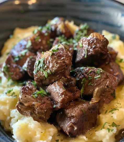 Garlic Butter Steak Bites and Mash Steak Bites And Mashed Potatoes, Steak Meal Prep, Meat With Potatoes, Juicy Steak Bites, Steak Meals, Leftover Steak Recipes, Garlic Butter Steak Bites, Balsamic Steak, Butter Steak Bites