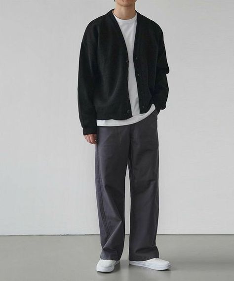 Casual Korean Outfits Men, Grey Pants Outfit Men, Grey Outfit Men, Korean Men Outfits, Korean Boy Outfit, Mens Korean Fashion, Mens Minimalist Fashion, Casual Dark Academia, Korean Style Men