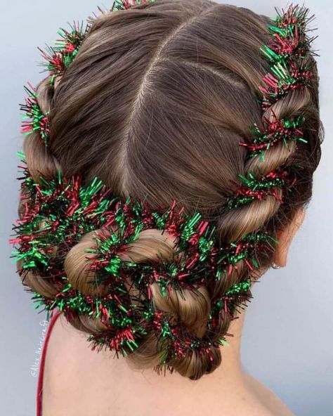 Christmas Inspired Hairstyles and Colors Garland Glitter Twist Braid Edgy Updo, Hairstyles Christmas, Holiday Hairstyles Easy, Christmas Party Hairstyles, Prom Hair Updo, Christmas Hairstyles, Holiday Hairstyles, Christmas Hair, Easy Braids