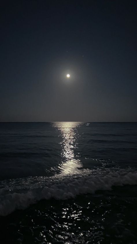 Quiet Pictures Beautiful, Aesthetic Beach Pics At Night, Wallpaper Backgrounds Outside, Moon Sky Pictures, Sea At Night Wallpaper, Beach At Night Aesthetic Wallpaper, Peaceful Pictures Aesthetic, Moon And Sea Aesthetic, Iphone Wallpaper Summer Aesthetic