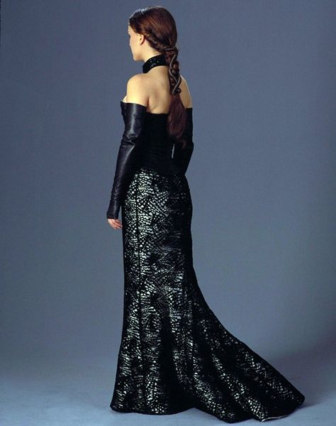 Senator Padme Amidala in evening gown on Naboo Padme Black Dress, Disfraz Star Wars, Star Wars Padme Amidala, Amidala Star Wars, Star Wars Dress, Star Wars Padme, Star Wars Fashion, Padme Amidala, Star Wars Games