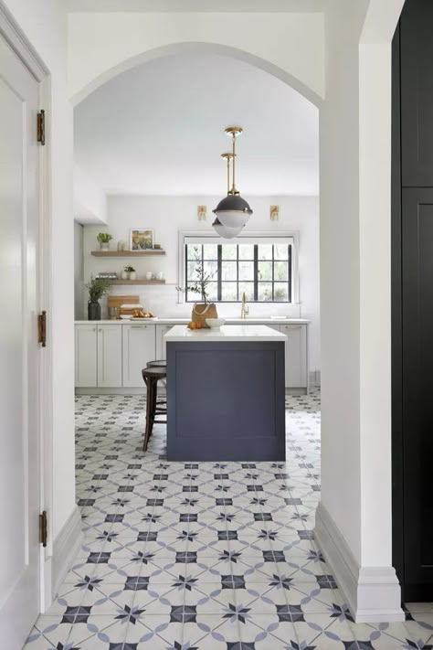 Checkered Floor Kitchen, Kitchen Floor Tile Patterns, Kitchen Floor Tile Design, White Kitchen Floor, White Tile Kitchen Floor, Blue Tile Floor, Blue Kitchen Tiles, Kitchen Tile Ideas, Patterned Kitchen Tiles