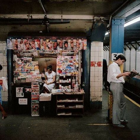 NYC subway newsstand 1980s No Sleep Till Brooklyn, San Francisco Photography, Photography People, New York Subway, Nyc Subway, Red Eye, Lower Manhattan, Paris Photos, City Photography