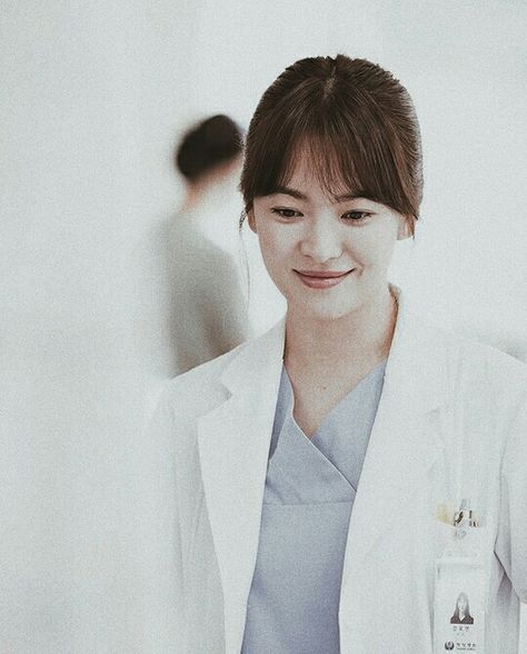 Dr. Kang Mo Yeon #songhyekyo Dr Kang Mo Yeon, Kang Mo Yeon, Descendants Of The Sun Wallpaper, Sun Wallpaper, Western Girl Outfits, Medical Wallpaper, Chinese Fashion Street, Couples Songs, Hye Kyo