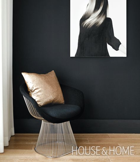 An airy wire-based chair and a simple, yet impactful, piece of artwork strike just the right balance in this moody black hallway. | Design: Shirley Meisels | Photo: Kim Jeffery Platner Chair, Black Hallway, Black Paint Color, Choosing Paint Colours, Decorating 101, Hot Seat, Choosing Paint, Hallway Designs, Hallway Design