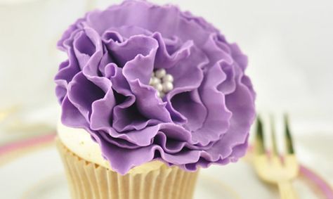 Diy Fondant Flowers Easy, Easy Gum Paste Flowers, Fondant Icing Flowers, How To Make Flowers Out Of Fondant, Diy Fondant Flowers, Making Fondant Flowers, Easy Fondant Flowers Tutorial, Fondant Decorations For Beginners, How To Make Fondant Flowers