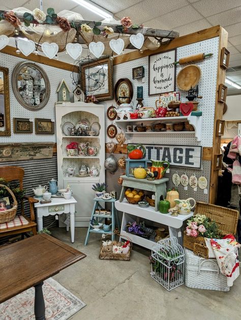 Setting Up Antique Booth Display Ideas, Peddlers Mall Booth Ideas, Flea Market Booth Display Ideas, Antique Booth Design, Vintage Booth Display Ideas, Flea Market Booth Display, Vintage Markets Display, Flea Market Displays, Booth Display Ideas Diy