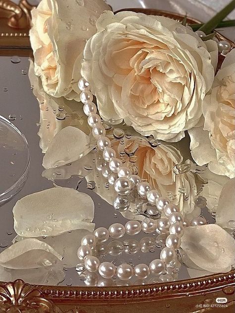 Pearls And Roses Aesthetic, Pearl Market, Lady Aphrodite, Pearls Aesthetic, Pearl Aesthetic, Flowers And Pearls, Wedding Money, Rosé Aesthetic, White Chic