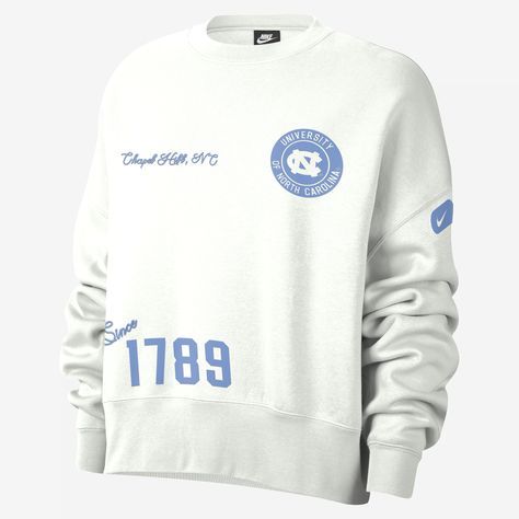 Marked with details that celebrate the year your school was founded, this roomy sweatshirt is all about celebrating the Tar Heels and their history at UNC. Made with our midweight brushed fleece, it feels extra soft on the inside and smooth on the outside to help you stay cozy as you show out for your team on game day and every day. School Merchandise Ideas, Aphi Merch, Unc College, School Merch, Collegiate Sweatshirt, Sweatshirt Inspiration, Basketball Shirt Designs, Faith Sweatshirt, Sorority Sweatshirts