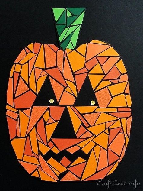 Halloween Paper Mosaic Pumpkin Art | In the mood to make something spooky? This easy Halloween paper craft is perfect for kids! Art Plastique Halloween, Mosaic Pumpkin, Pumpkin Art Project, Halloween Art Lessons, Art Methods, Halloween Art Projects, Masque Halloween, Paper Mosaic, October Art