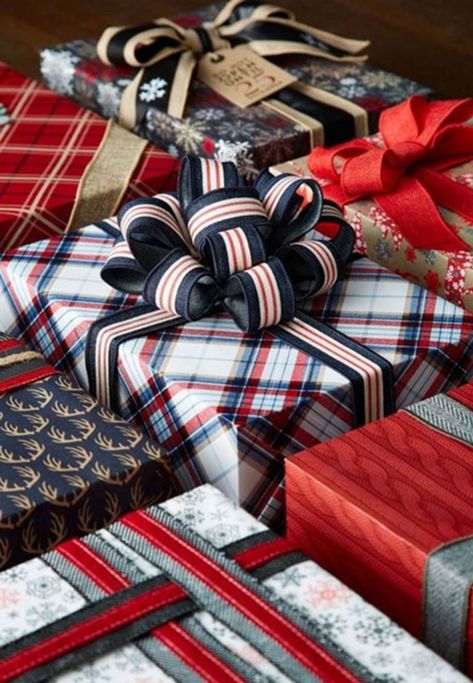 28 ridiculously satisfying pictures of perfectly wrapped Christmas presents Christmas Present Wrap, Wrapped Presents, Satisfying Pictures, Desain Pantry, Christmas Gift Packaging, Gift Wrapping Techniques, Gift Wrapping Inspiration, Gift Wrapping Ideas, Unique Gift Wrapping