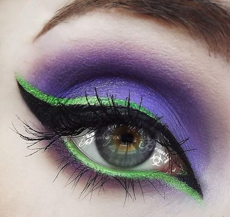 Maleficent Make Up Ideas, Green Eyeshadow Looks For Hooded Eyes, Beetle Juice Eye Makeup, Maleficent Inspired Makeup, Pretty Witch Makeup Looks, Malificent Eye Makeup, Maleficent Eye Makeup, Maleficent Makeup Halloween, Purple And Green Eyeshadow Looks