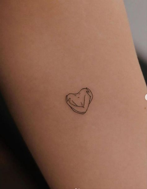 Small Tattoo Ideas On Thigh, Leg Tattoos Dainty, Minimalist Tattoos For Women Simple, Thigh Small Tattoos Women, Tattoo Ideas Female Thigh Small, Minimalist Thigh Tattoo Women, Minimalist Tattoo Ideas Female, Upper Thigh Small Tattoo, Minimalist Tattoo Thigh