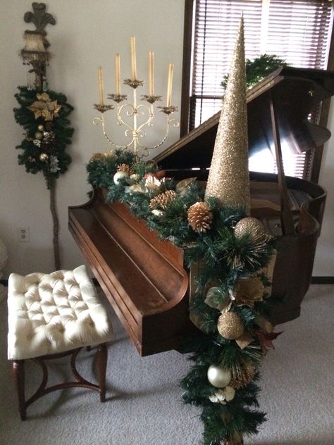 Christmas piano Piano Top Christmas Decor, Piano Christmas Decorations, Grand Piano Christmas Decor, Piano Christmas Decor, Christmas Piano Decor, Grand Piano Decor, Piano Styling, Christmas Decora, Christmas Piano