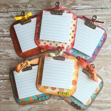 Tiny Clipboard Note Pads Diy Post It Note Holder, College Crafts Diy Projects, Stampin Up Craft Fair Ideas To Sell, Dyi Gift Ideas, Mini Projects Ideas, Things To Sell At Craft Fairs, Post It Notes Ideas, Nail File Holder, Mini Clipboards