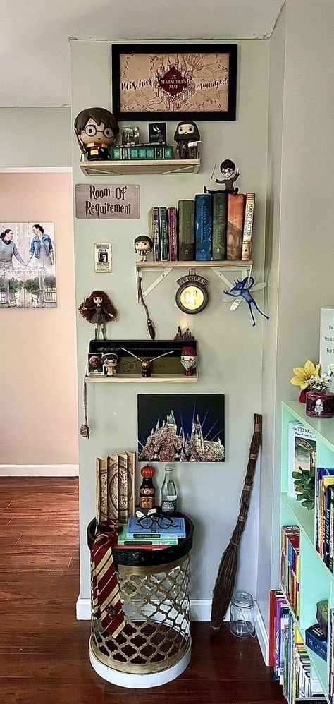 Harry Potter Wall Design, Wall Decor Harry Potter, Slytherin House Decor, Hp Room Decor, Harry Potter Vibe Room, Room Decor Ideas Harry Potter, Harry Potter Room Decor Bedroom Ideas Gryffindor, Harry Potter Room Inspiration, Harry Potter Book Shelf Ideas