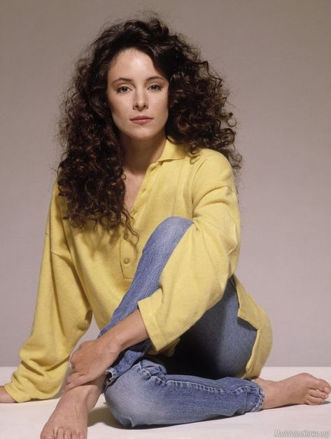 Madeleine Stowe Deep Brown Eyes, Madeleine Stowe, American Veterans, Deep Brown, Iconic Photos, Dark Brown Hair, Famous Women, Amazing Spiderman, Brown Eyes