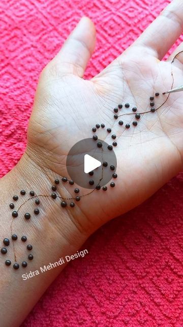 Cute Tiny Henna Tattoos, Mehedi Design For Beginners, Henna On Feet Design Simple, Beginners Mehandi Design, Mehandi Designs Kids Simple, Mehndi Hacks Simple, Simple Henna Design For Beginners, Easy Henna Design For Beginners, Simple Mehndi Design For Beginners