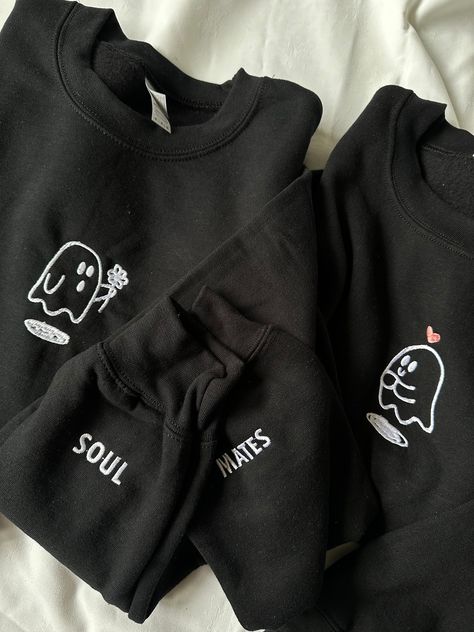 THE CUTEST AND MOST ADORABLE Halloween matching sweatshirts you ever did see! The embroidery is of high quality with high quality sweatshirts. Perfect for watching Halloween movies with your bestie or bae❤️ PLEASE NOTE: X1 SWEATSHIRT IS £30 & £60 FOR 2 SWEATSHIRTS💓 Gender free sizing for a relaxed fit. SMALL - size 8/10 (chest (to fit) 34/36) MEDIUM - size 10/12 (chest (to fit) 38/40) LARGE - size 12/14 (chest (to fit) 42/44) XTRA LARGE - size 16+ (chest (to fit) 46/48) 2 X EXTRA LARGE - size 2 Embroidery Matching Hoodies, Couple Sweatshirts, Kaos Couple, Halloween Parejas, Couple Hoodies, Halloween Matching, Friends Sweatshirt, Matching Hoodies, Gender Free