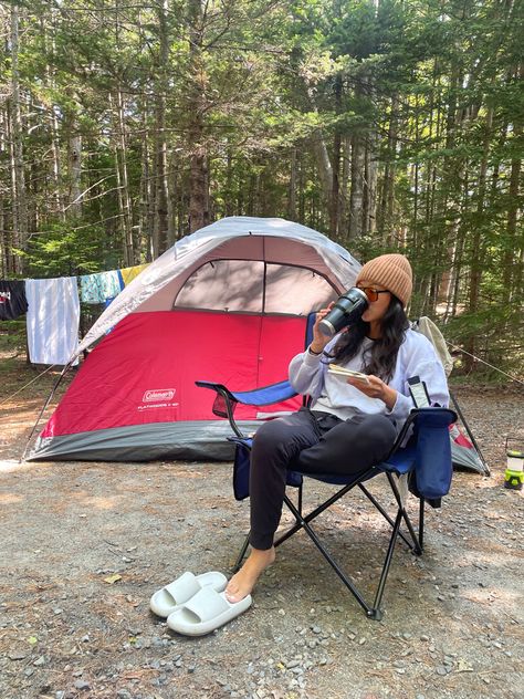 Camping in the woods outfit Campfire Outfits, Camping Outfit Fall, Camping Style Clothes, Fall Camping Outfits, Glamping Outfit, Camping Fits, Camping Outfits For Women Summer, Winter Camping Outfits, Camping Attire