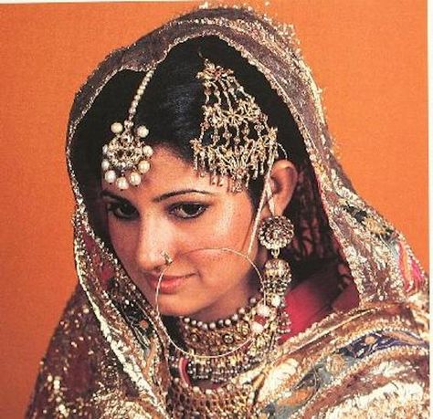 Muslim Bride Lucknow Indian Head Jewelry, Mughal Jewelry, Diamond Nose Stud, Braid Jewelry, Traditional Indian Jewellery, Muslim Bride, Antique Jewelry Indian, Indian Bridal Wear, Traditional Bride