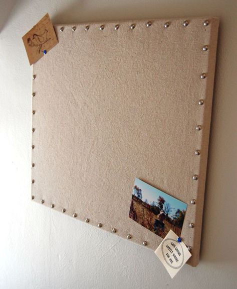 Burlap Cork Boards, Cool Bulletin Boards, Diy Message Board, Diy Bulletin Board, Diy Cork Board, Burlap Projects, Diy Burlap, Burlap Crafts, Deco Originale