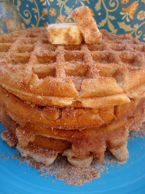 Churro Waffles, Waffle Iron Recipes, Stroopwafel, Köstliche Desserts, Waffle Recipes, Breakfast Treats, Breakfast Dishes, Churros, Yummy Breakfast