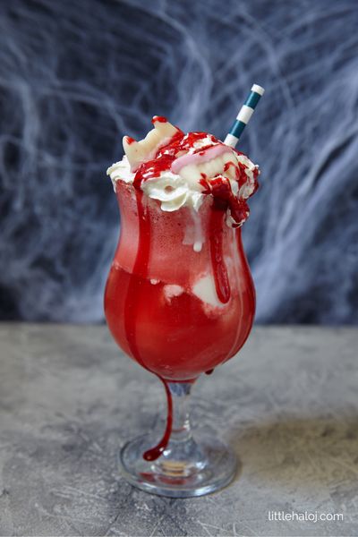 Spooktacular Halloween Drinks for Kids, Tweens and Teens | LittleHaloJ Halloween Drinks For Kids, Fun Halloween Drinks, Drinks For Kids, Halloween Recipes Drinks, Halloween Sleepover, Halloween Party Drinks, Halloween Cookie Recipes, Halloween Punch