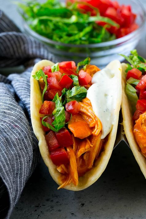 These buffalo chicken tacos are saucy and spicy shredded chicken piled into flour tortillas along with lettuce, tomato and ranch dressing. Spicy Shredded Chicken, Mexican Chicken Tacos, Spicy Chicken Tacos, Slow Cooker Chicken Wings, Buffalo Chicken Tacos, Pastas Recipes, Taco Dinner, Chicken Taco Recipes, Pasta Primavera