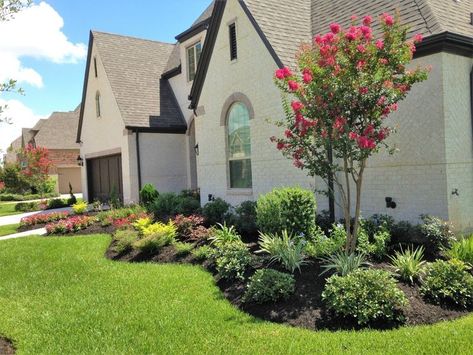 Rectangle Landscape Design Front Yard, Land Scape Ideas Front Yard, Landscape Flower Arrangement, Front Yard Landscaping With Garage, Landscaping Designs Front Of House, Farmhouse Style Landscaping Front Yards, Landscape Ideas Cape Cod House, End Of House Landscaping, Raised Flower Bed Landscaping