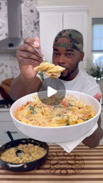 Daven Gates aka OneStopChop on Instagram 5 Cheese Tortellini Sauce, Chicken Tortellini Pasta Recipes, Manicotti Side Dishes, Cheese Tortellini Pasta Recipes, One Pot Pasta Meals Easy, Tortelinni Sauce Recipe, Easy Dinner For One Healthy, How To Cook Tortellini Pasta, Veggie Pasta Dishes