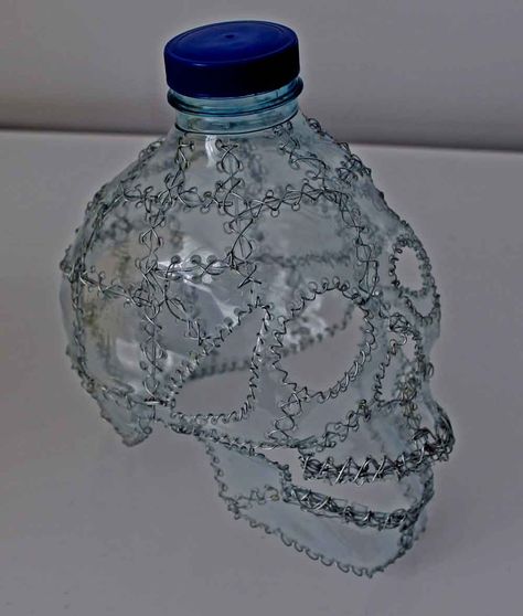 Skulls recycling #Art, #Bottle, #Plastic, #Recycled, #Upcycled Plastik Recycling, Takken Decor, Cheap Diy Halloween Decorations, مشروعات العلوم, Plastic Bottle Art, Recycled Art Projects, Instruções Origami, Trash Art, Tiled Shower