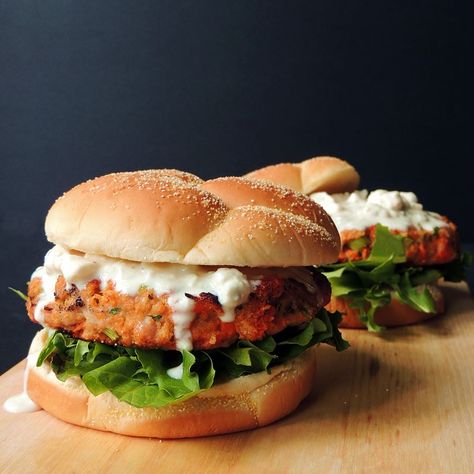 Buffalo chicken wings and burgers collide in this mouth watering Buffalo Chicken Burger, with the bonus of no messy fingers! From www.bobbiskozykitchen.com Buffalo Turkey Burgers, Buffalo Chicken Burgers, Chicken Burger Recipe, Resep Burger, Chicken Buffalo, Parsley Leaves, Kaiser Rolls, Chicken Burgers Recipe, Blue Cheese Sauce